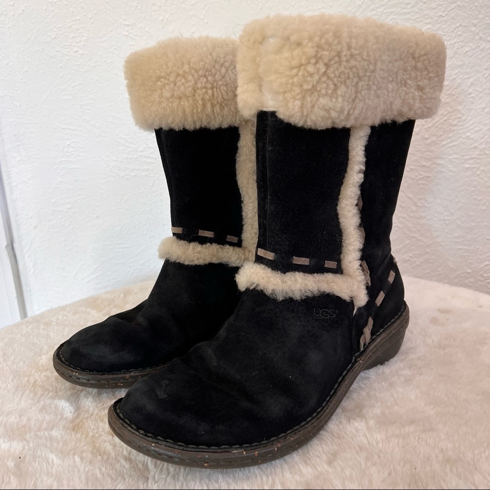 UGG Elijo black suede sheepskin ankle boot, narrow size 9, good condition